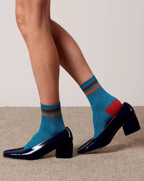 想要青春減齡又時(shí)髦,露出你的襪子