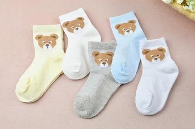 兒科醫(yī)生提醒你,不要給孩子穿這類襪子,影響發(fā)育更易導致生病