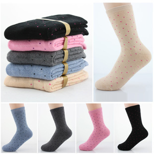 探索韓國點點秋冬女襪批發 加厚拉毛襪、毛巾襪引領時尚潮流